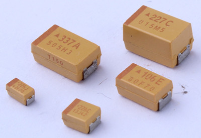 如何识别片式钽电容的方向？